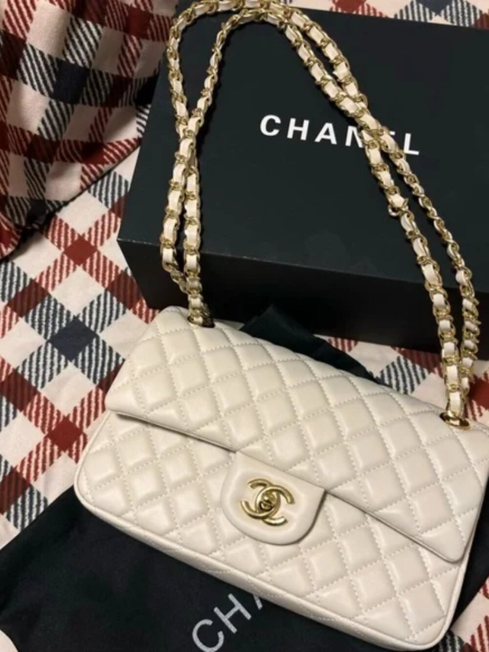 Chanel White Quilted Shoulder Bag with Gold Chain